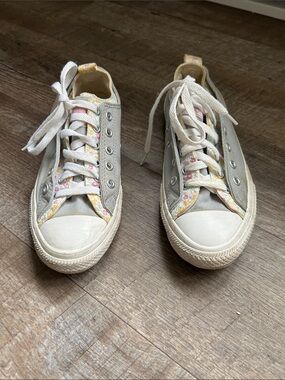 Kids Low-Top Sneakers in Light Gray with Floral Trim